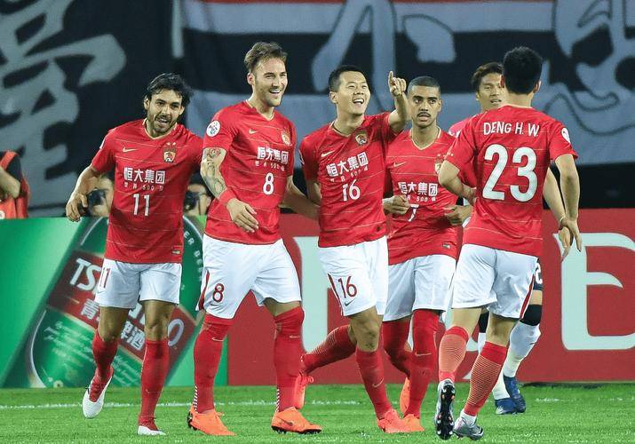 球场上的风云变幻，一触即发的悬念