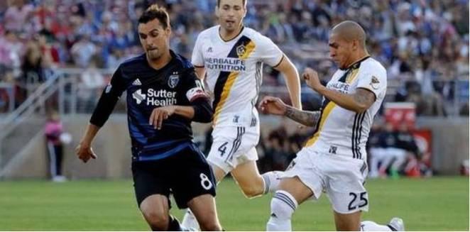 球场上的风云变幻，一触即发的悬念