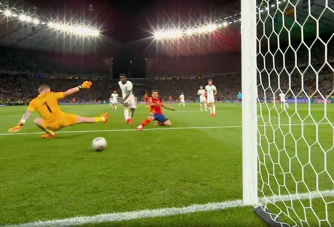 全球足球比赛激情燃烧，赛场氛围热烈的简单介绍