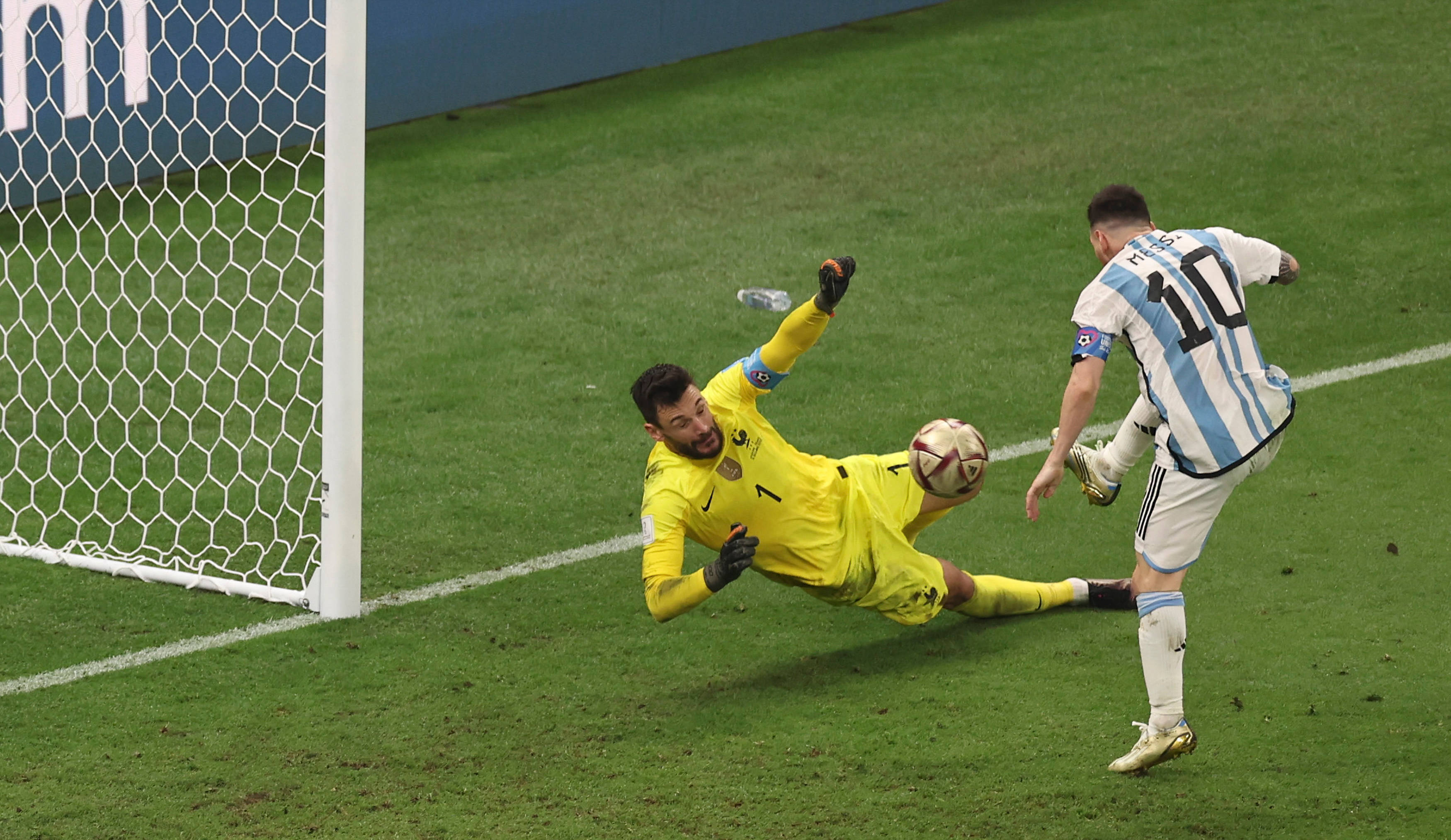 爱游戏新闻-精湛足球比赛中球员射门精准无误