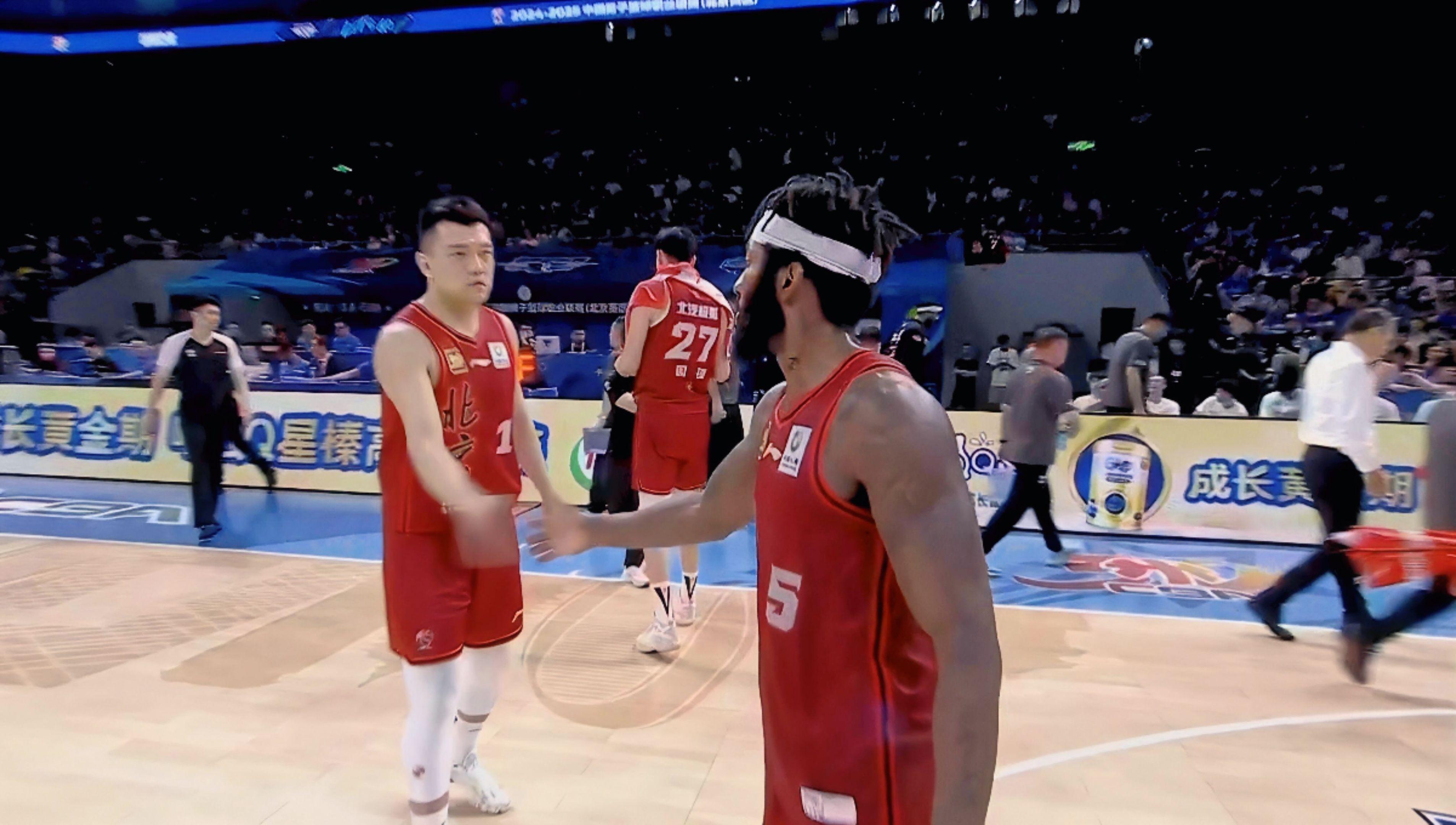 关键比赛中球员实现完美合作,取得胜利 关键比赛中球员实现完美合作,取得胜利