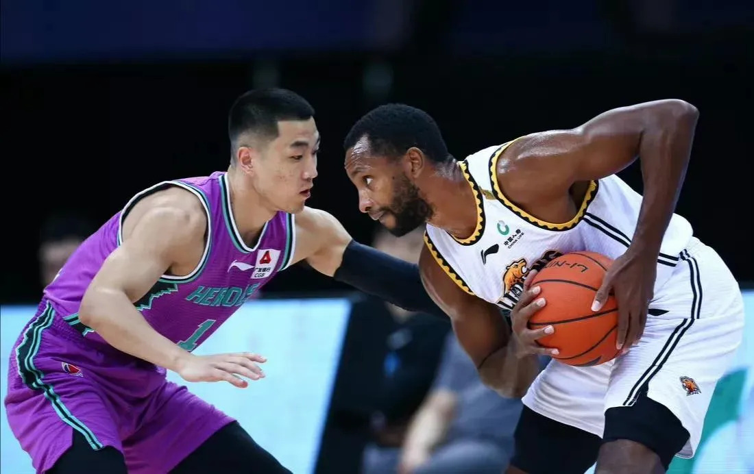 胜负难料!辽宁队与山东队搏杀,展开紧张对决 胜负难料!辽宁队与山东队搏杀,展开紧张对决