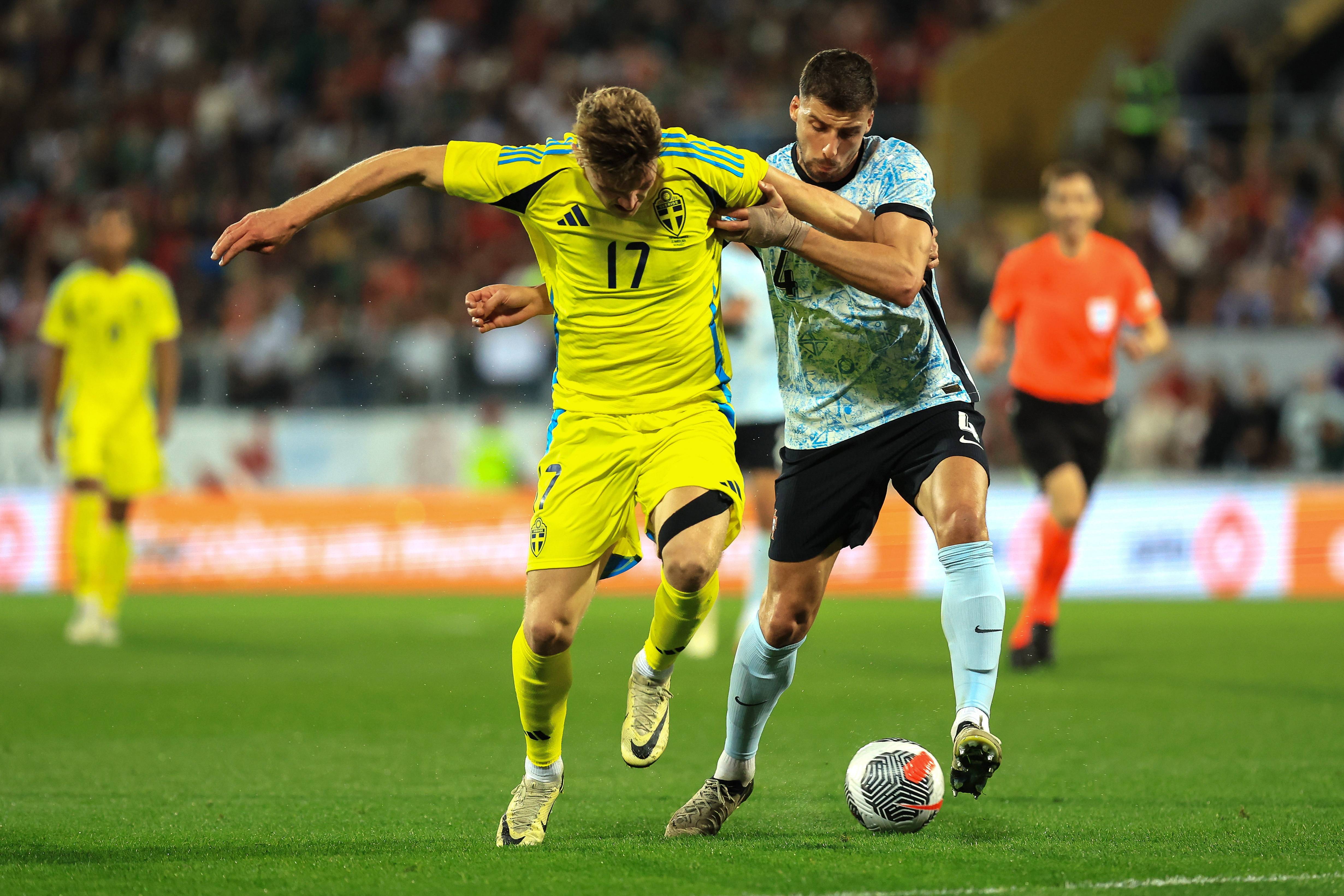 爱游戏vip注册-足球职业比赛场面紧张刺激，球队斩获多场胜利的简单介绍