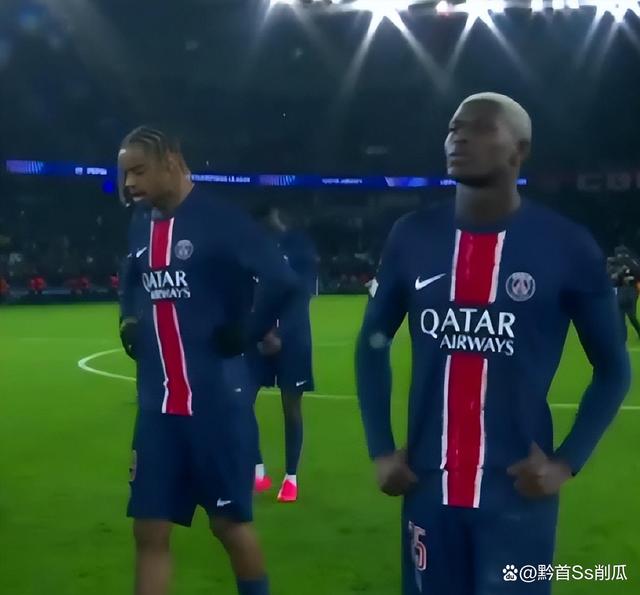 防线坚如磐石：足球比赛中的守卫之战