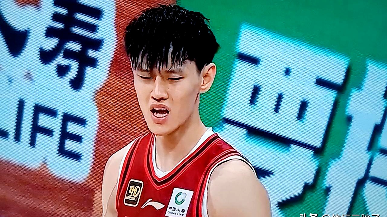 爱游戏app下载地址-上海男篮惊险获胜，实力强劲