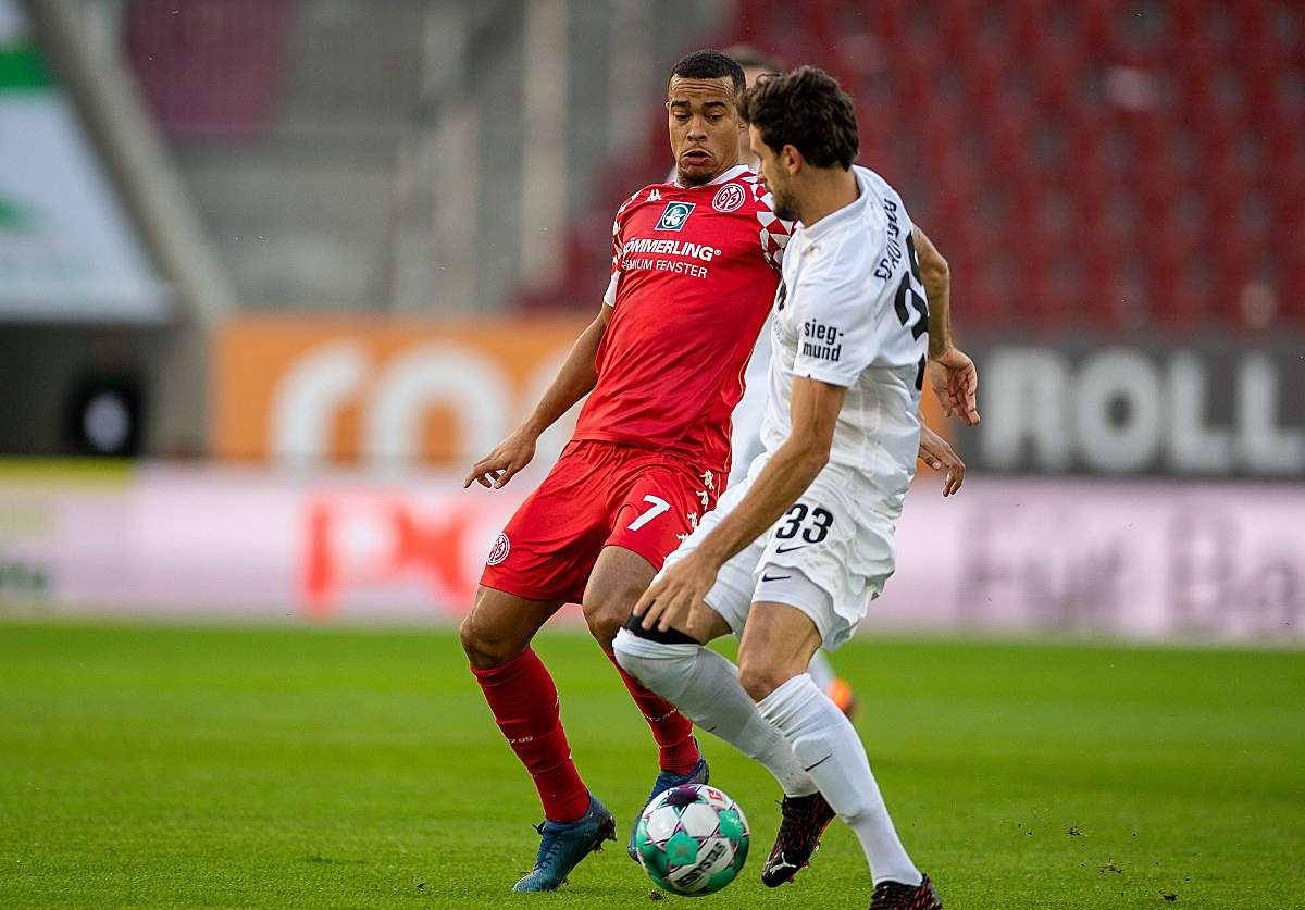 包含沃尔夫斯堡客场大胜，稳固领先位置的词条