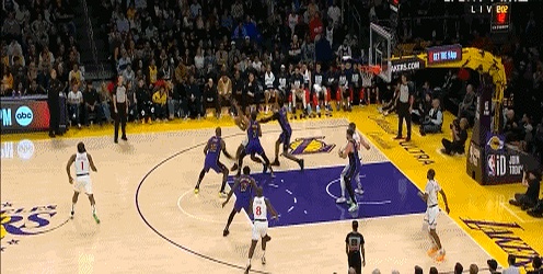 湖人队防守端表现出色,对手难以找到破解之法 湖人队防守端表现出色,对手难以找到破解之法