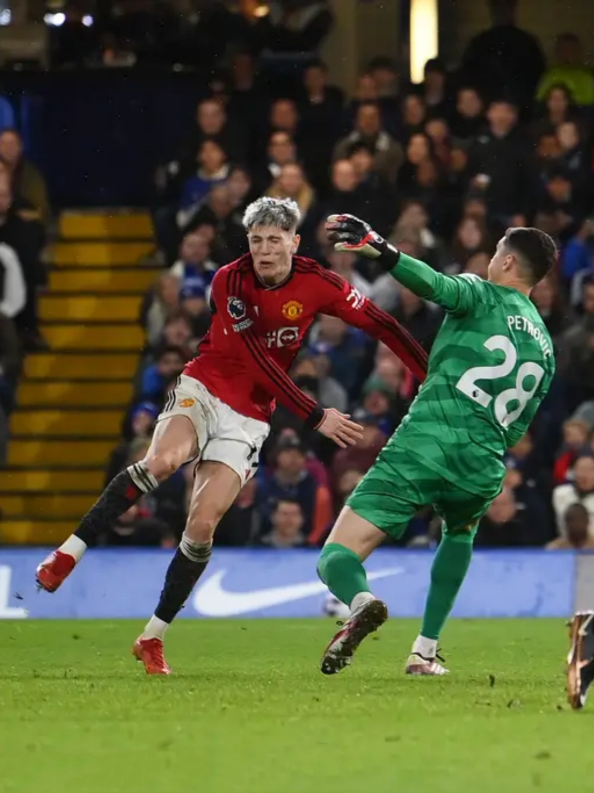 爱游戏网站-足球赛场上风云变幻，实力强队崛起