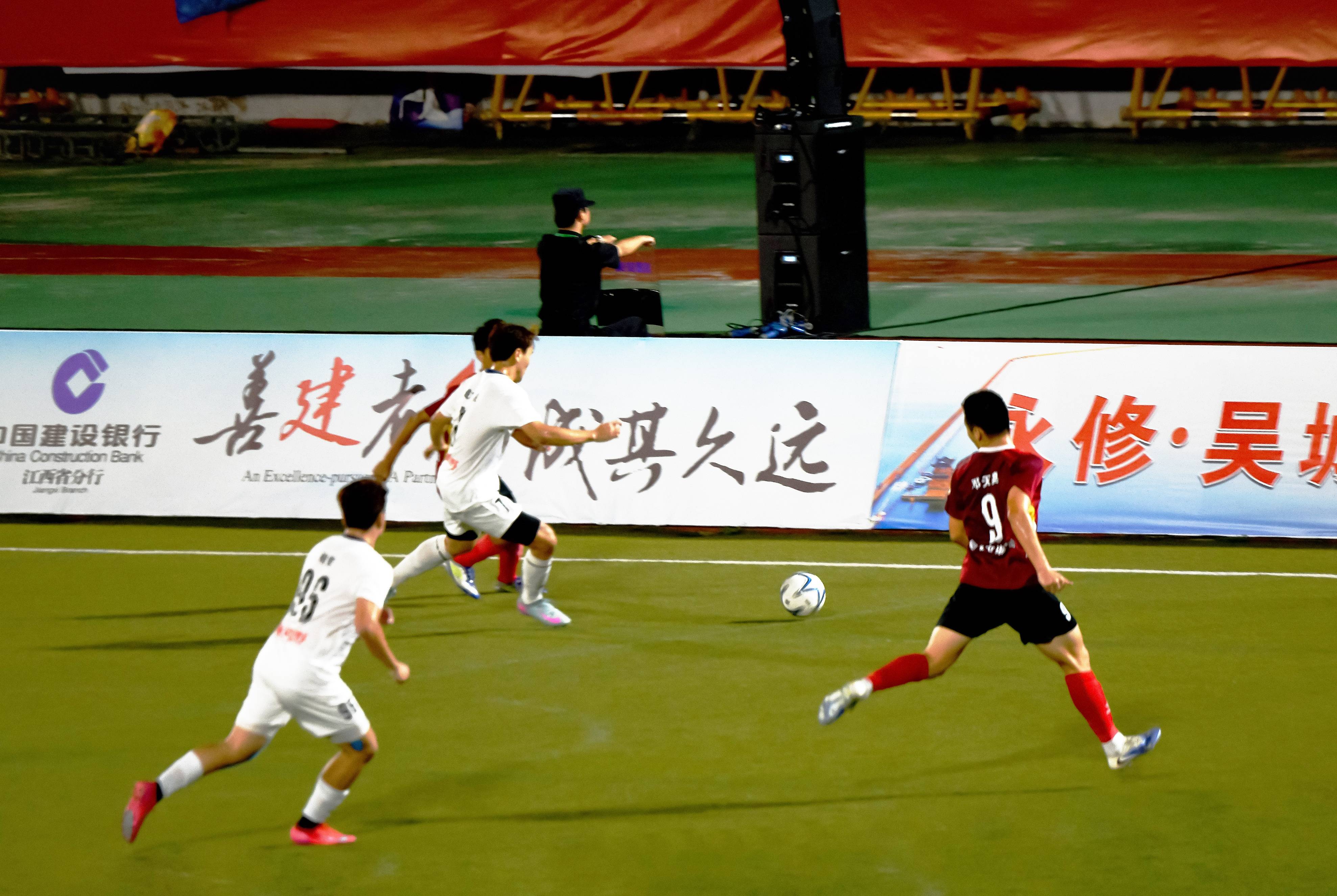 爱游戏竞技-球队的主场比赛引发了狂热的球迷热情