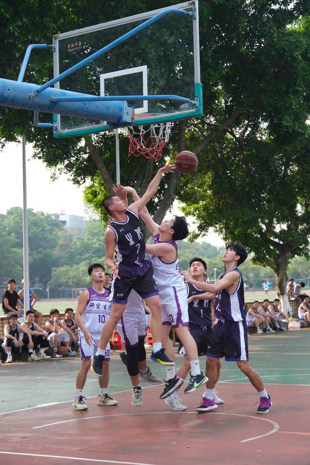 篮球比赛的紧张氛围让人屏住呼吸的简单介绍 篮球比赛的紧张氛围让人屏住呼吸的简单介绍