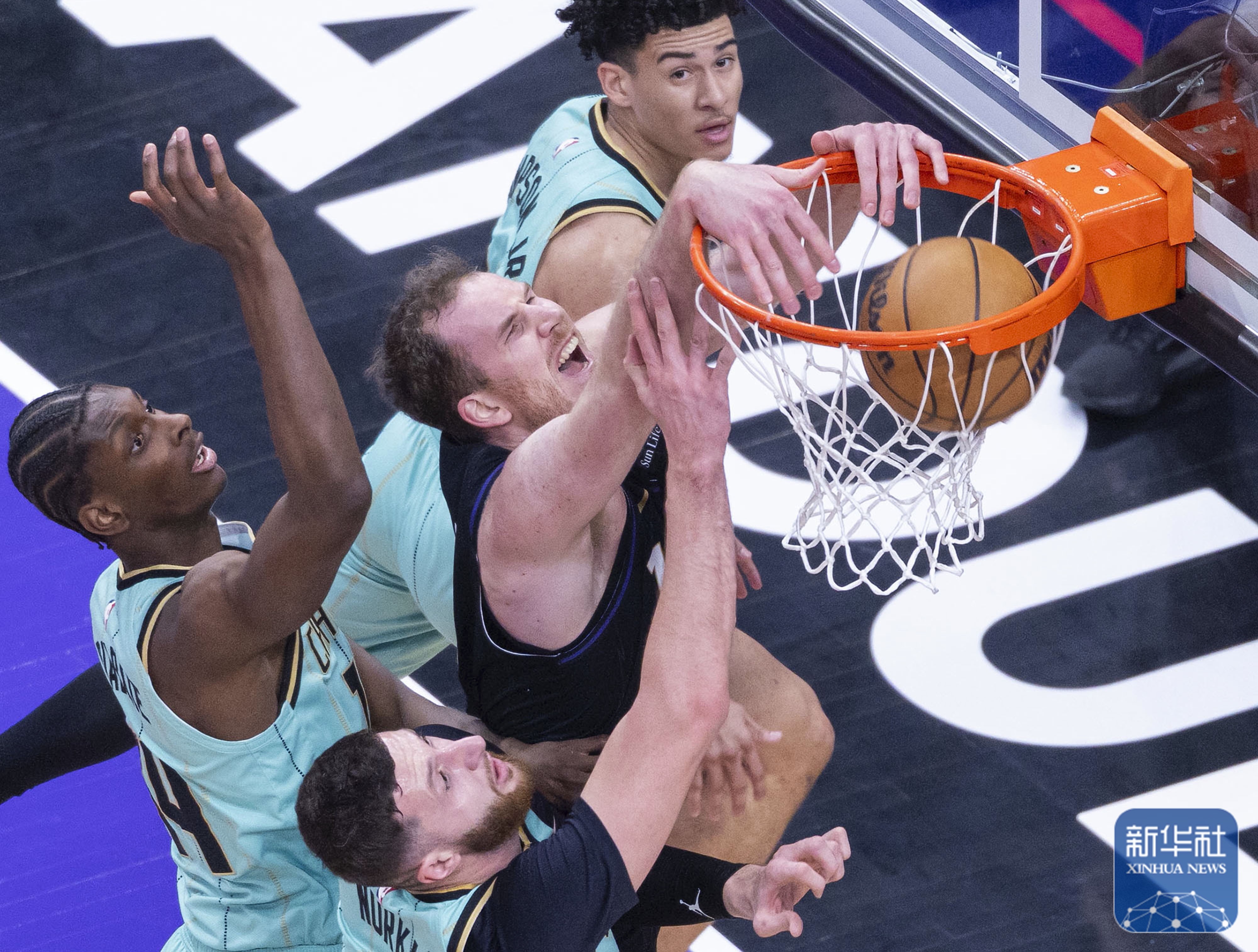 猛龙主场逆风击败开拓者，取