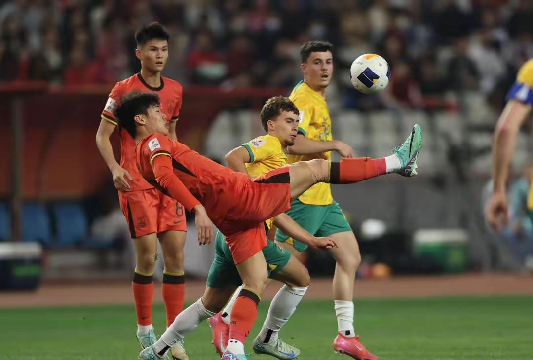 运动员们在比赛中全力以赴，拼尽全力